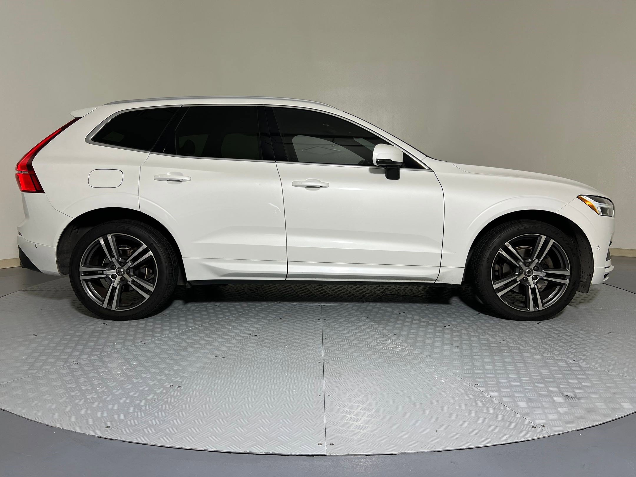 Used 2018 Volvo XC60 T5 Momentum w/ Vision Package image 7