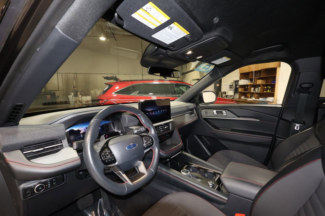 Used 2025 Ford Explorer ST-Line image 9