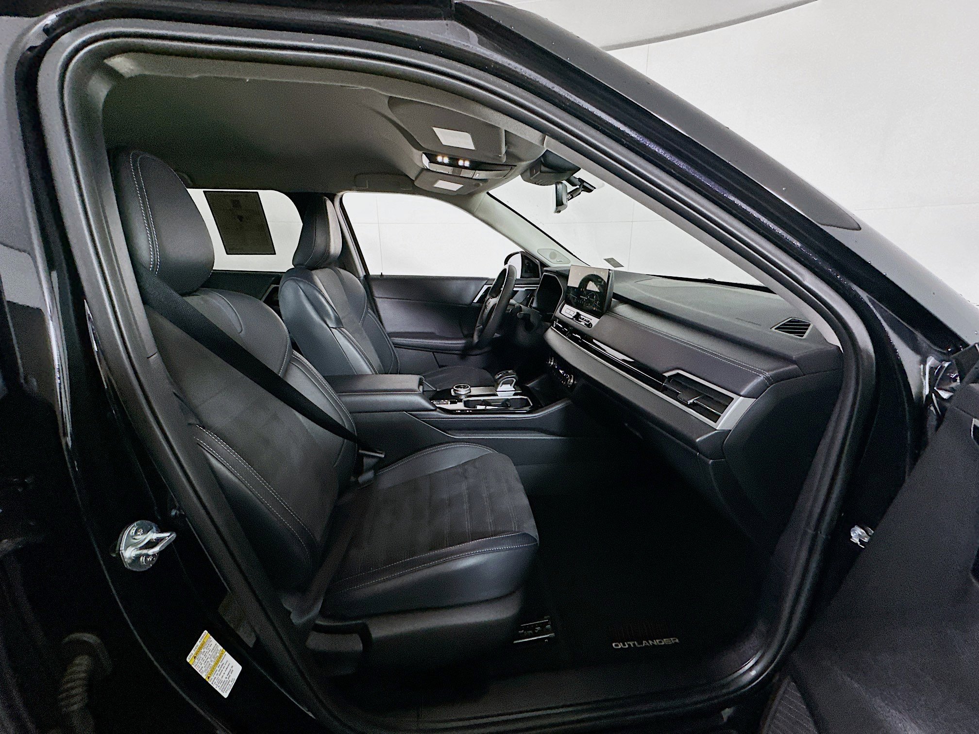 Used 2025 Mitsubishi Outlander SE image 34