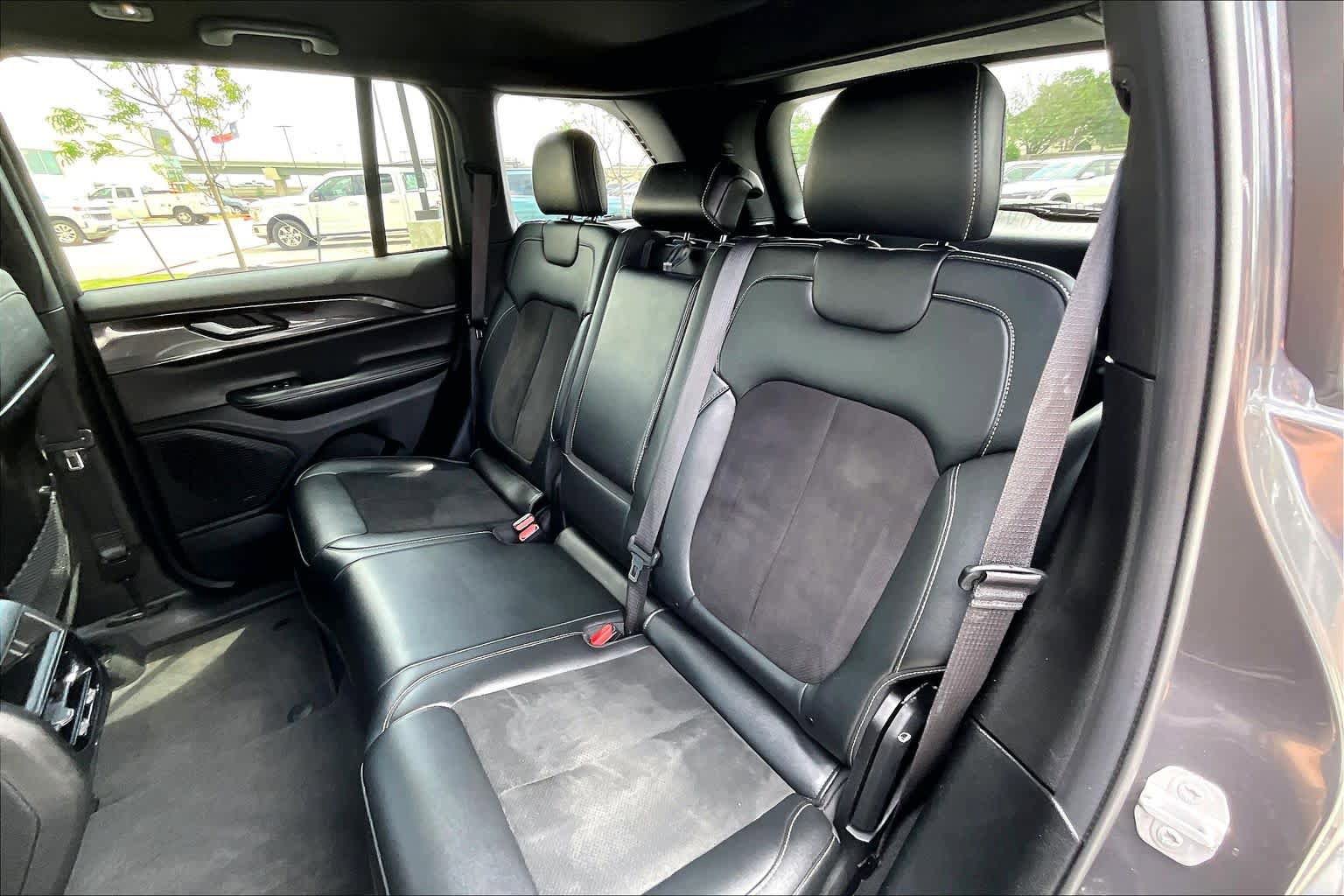 Used 2023 Jeep Grand Cherokee Altitude AWD/4WD image 19