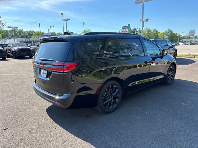 New 2027 Chrysler Pacifica Limited w/ Family Tech Group FWD image 31