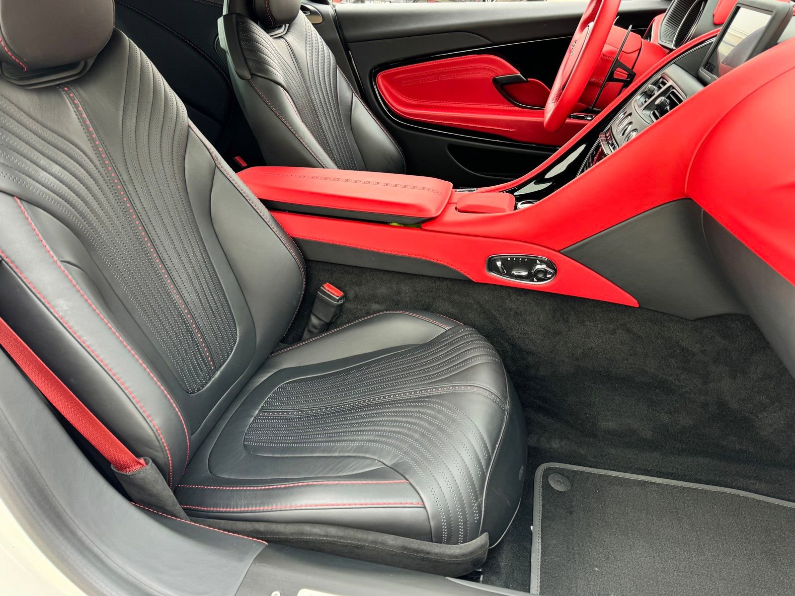 Used 2022 Aston Martin DB11 Coupe image 20