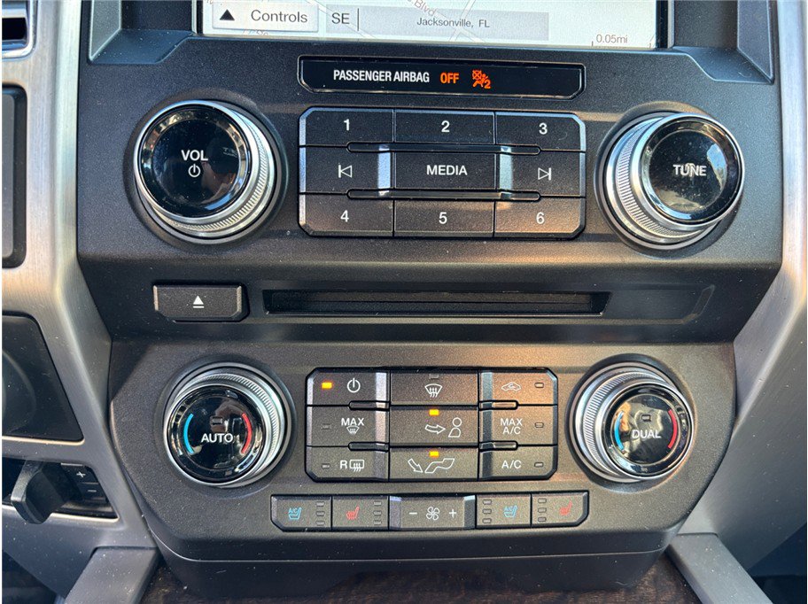 Used 2017 Ford F150 Platinum w/ Equipment Group 701A Luxury image 33