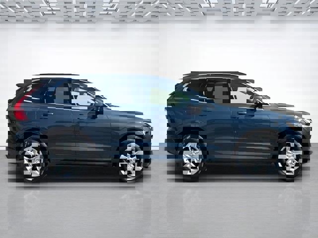 Used 2022 Volvo XC60 B5 Momentum image 3