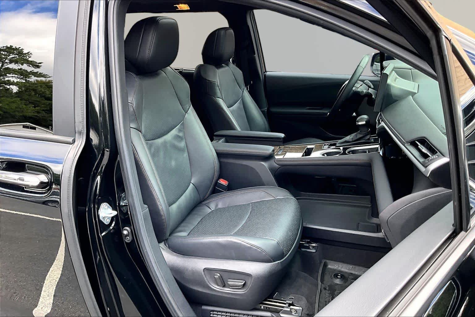 Certified 2025 Toyota Sienna Limited FWD image 9
