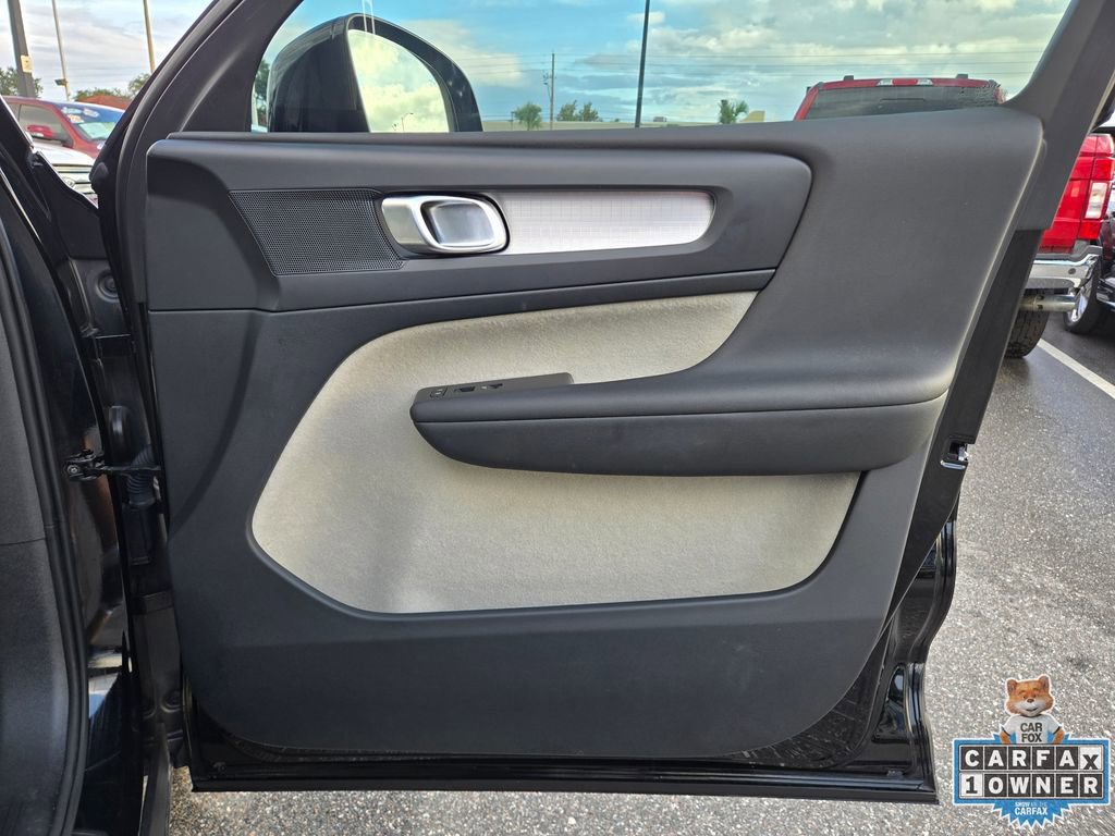 Used 2019 Volvo XC40 T4 Momentum image 53