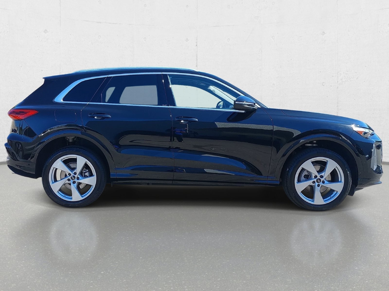 Used 2025 Audi Q5 Premium Plus w/ Premium Plus AWD/4WD image 4