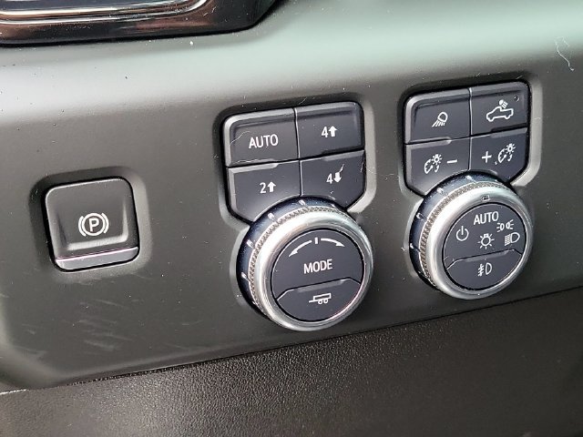Used 2024 GMC Sierra 1500 AT4 w/ Technology Package AWD/4WD image 9