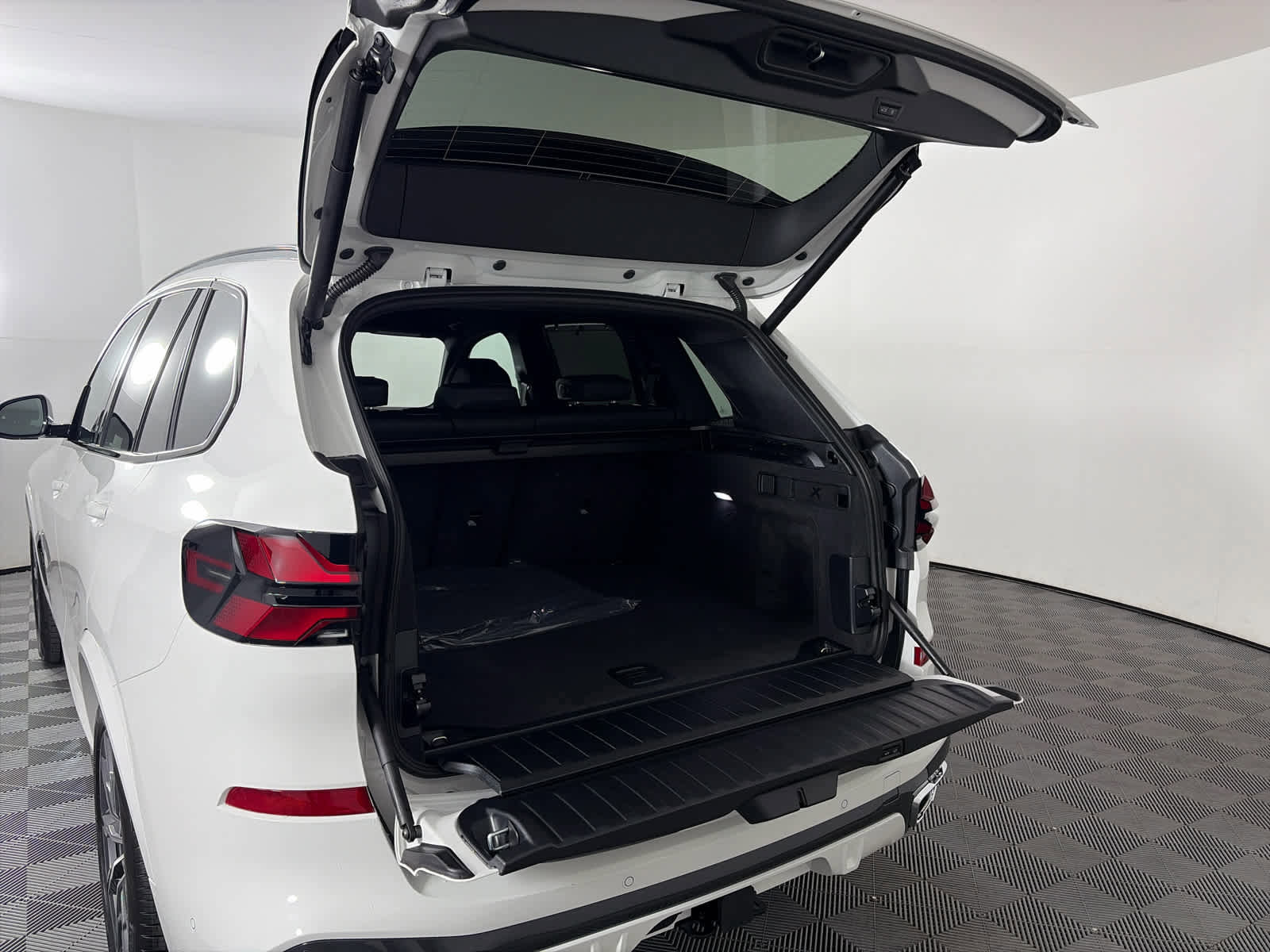 New 2026 BMW X5 sDrive40i w/ M Sport Package image 21