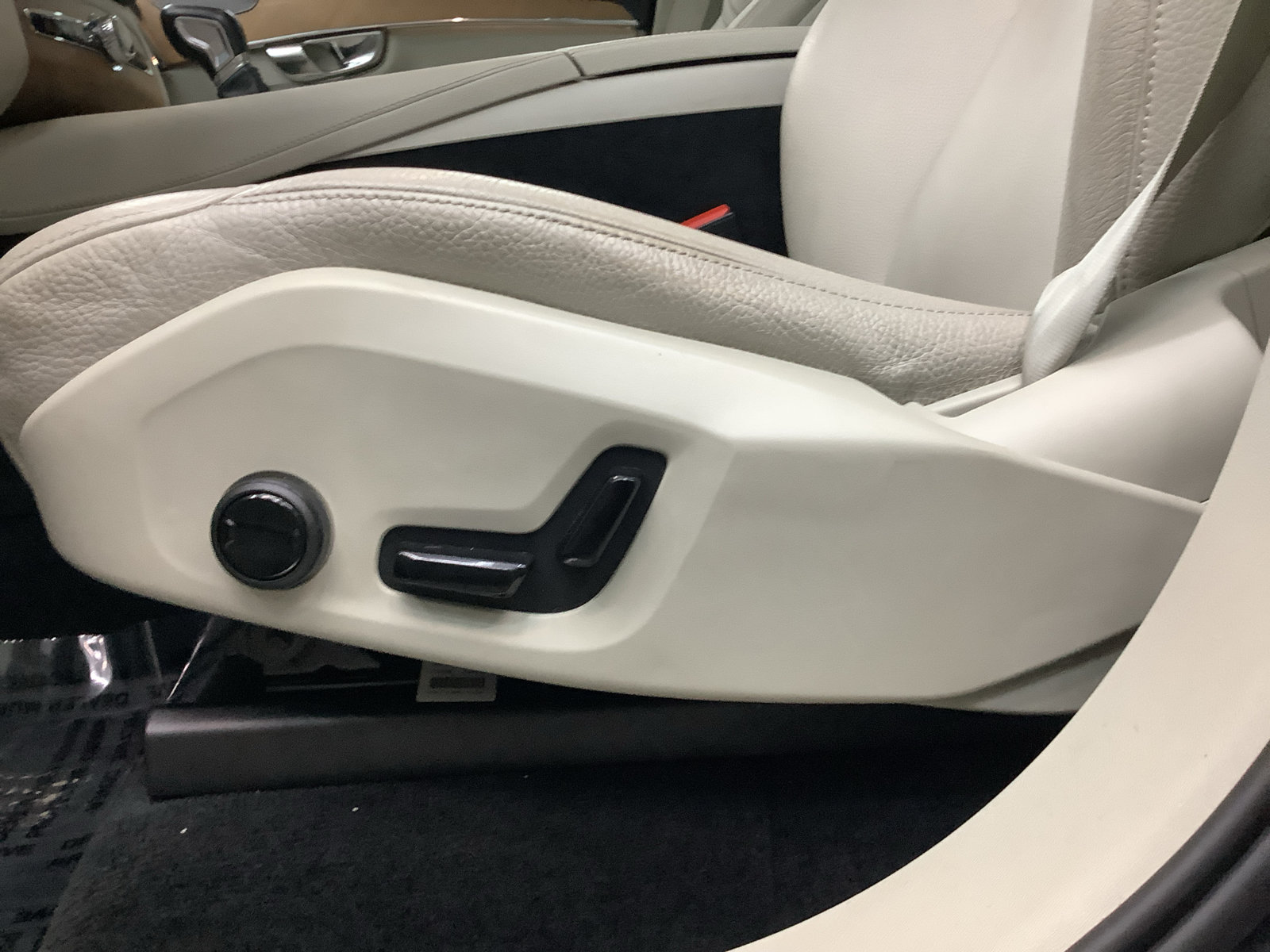 Used 2021 Volvo XC90 T6 Momentum w/ Protection Package AWD/4WD image 12