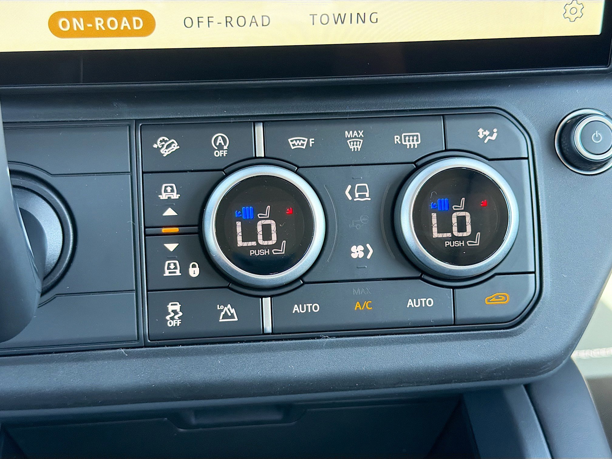 New 2026 Land Rover Defender 110 X-Dynamic SE image 34