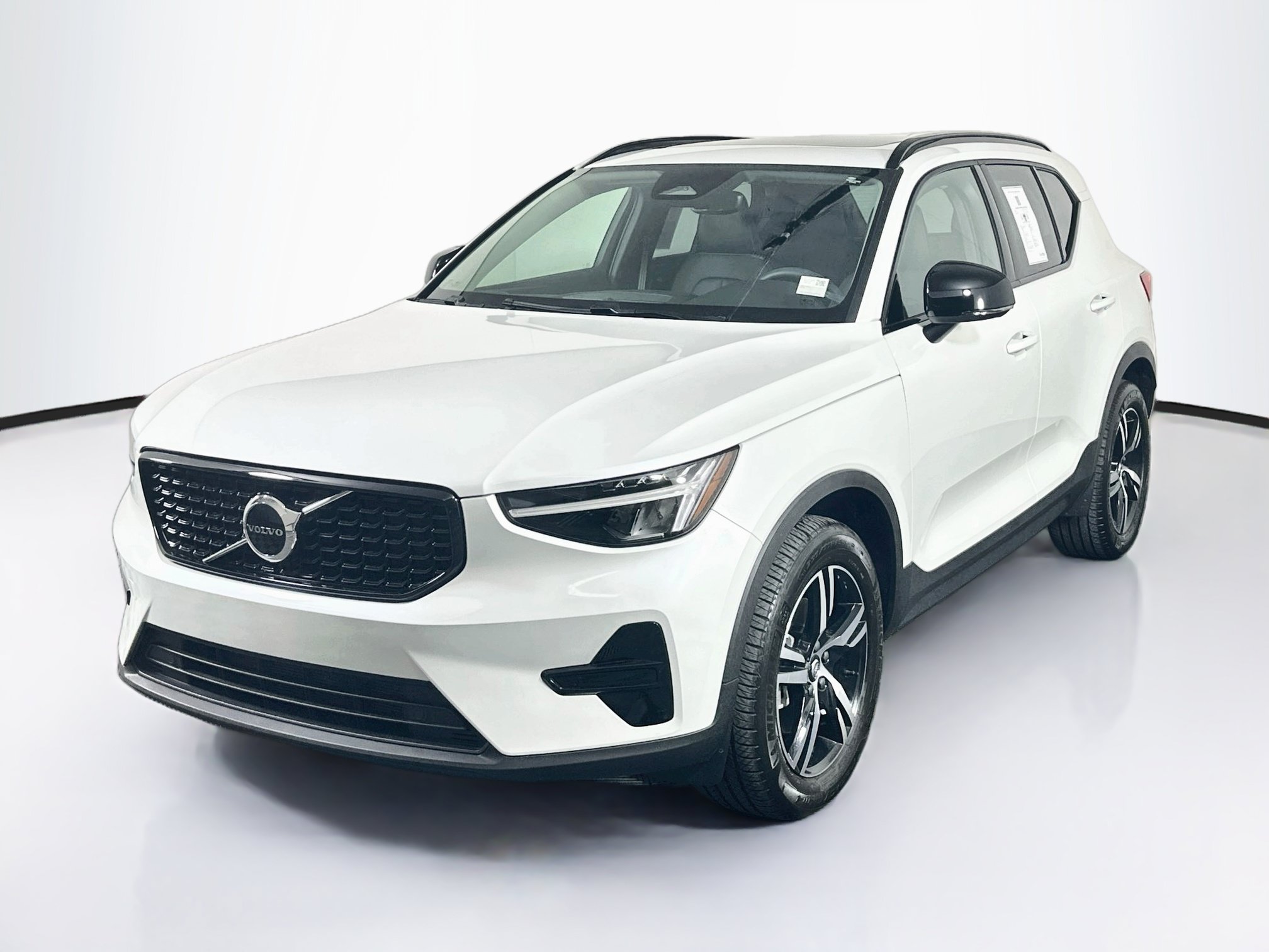 Used 2024 Volvo XC40 B5 Core w/ Protection Package AWD/4WD image 3
