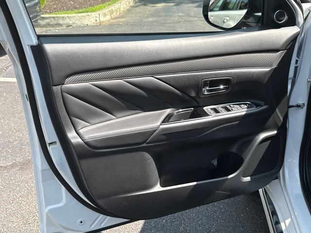 Used 2019 Mitsubishi Outlander 4WD Plug-In Hybrid image 8