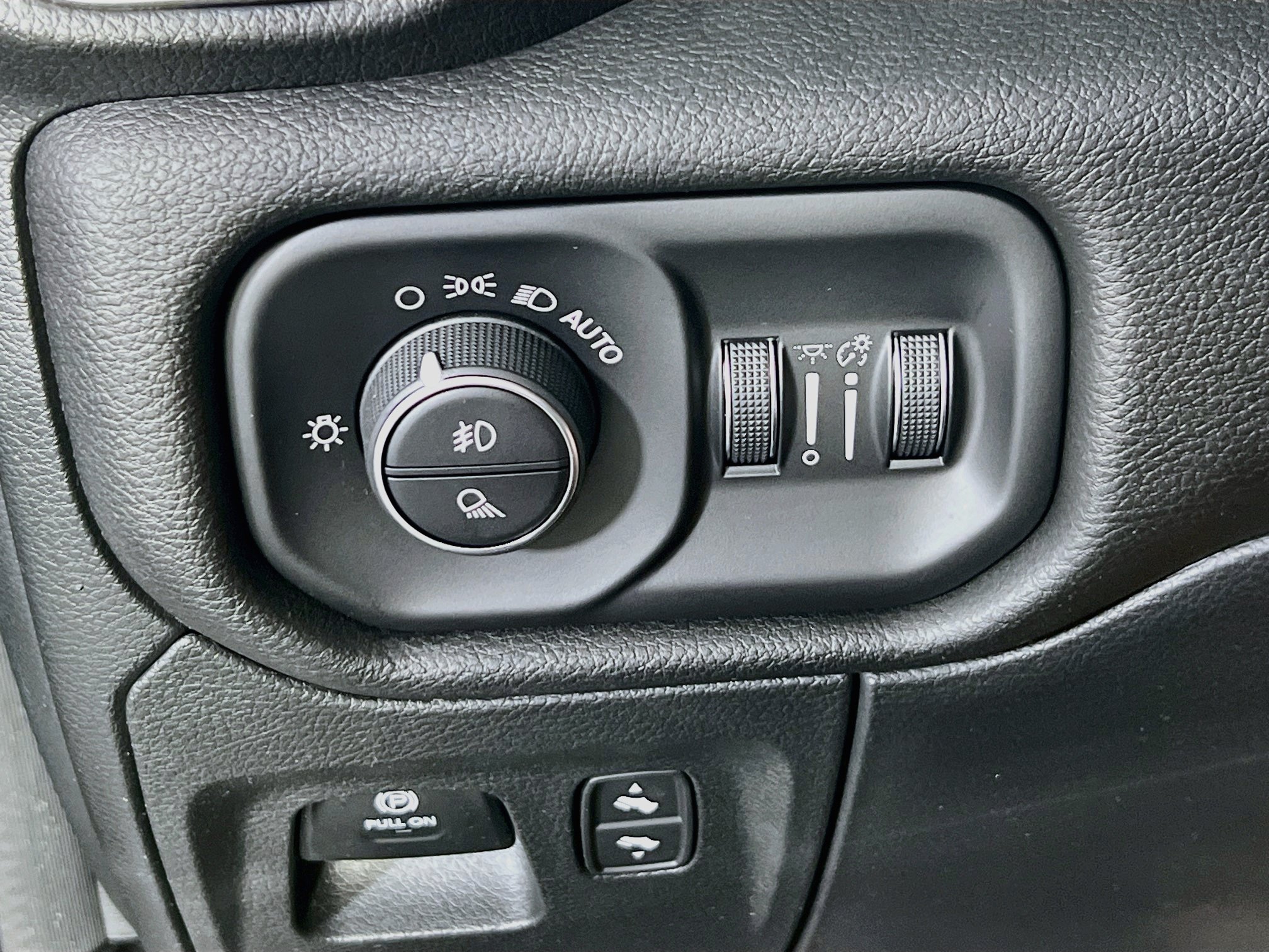 Used 2023 RAM 1500 Laramie AWD/4WD image 10