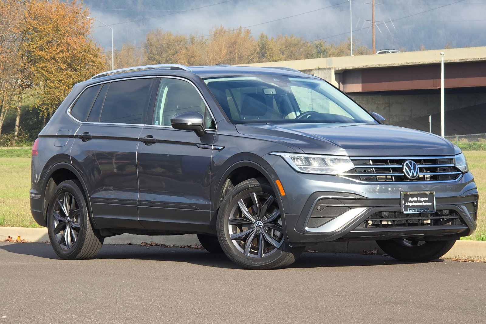 Used 2022 Volkswagen Tiguan SE image 1