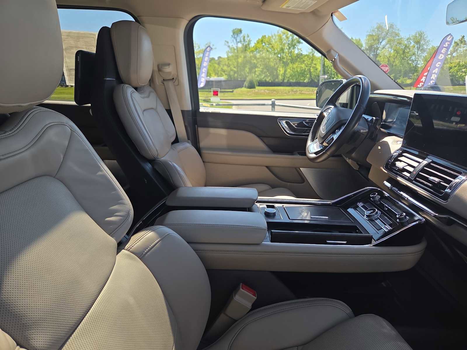 Used 2023 Lincoln Navigator Reserve AWD/4WD image 4