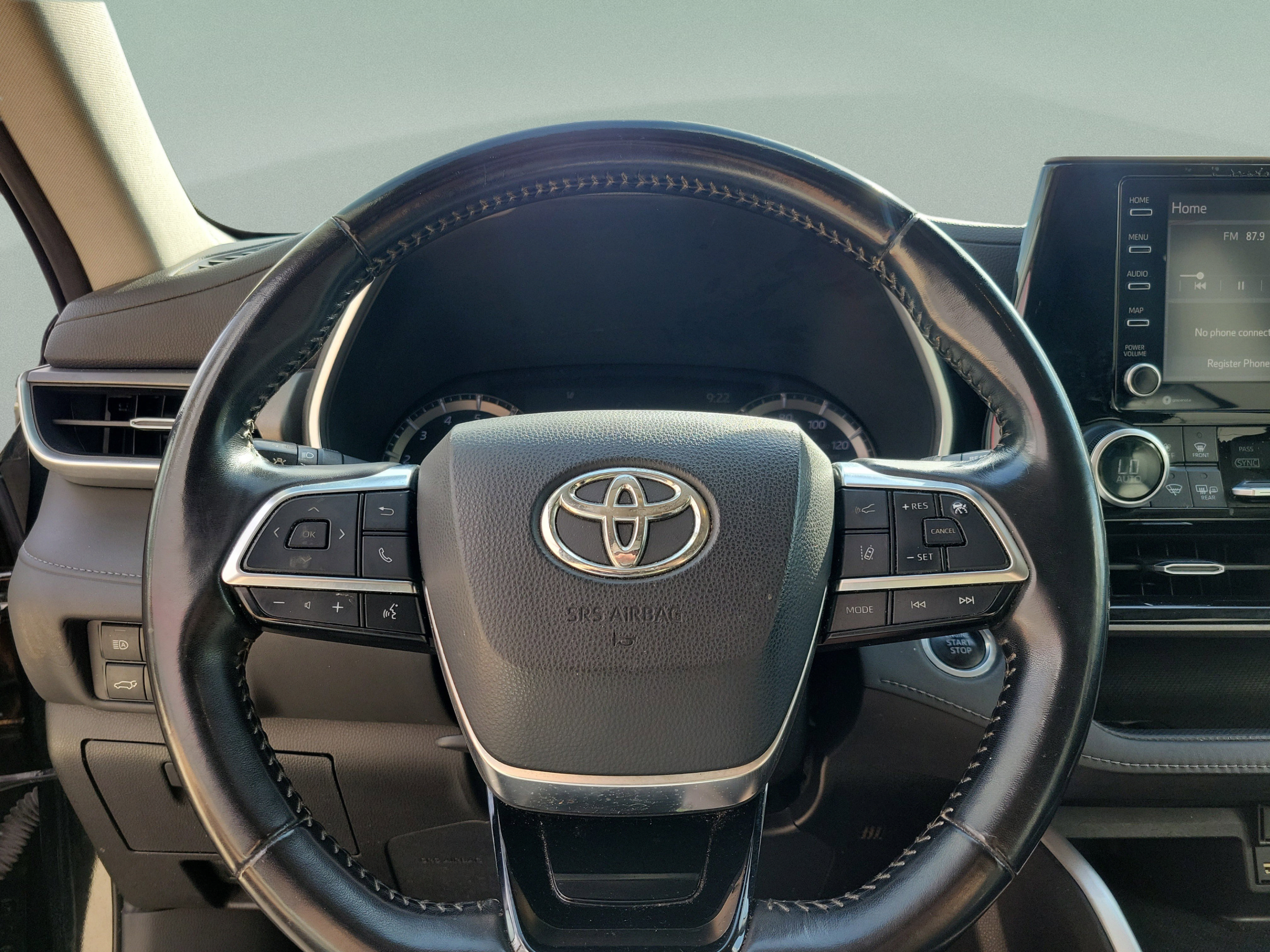 Used 2021 Toyota Highlander XLE AWD/4WD image 24