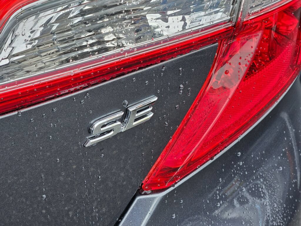 Used 2012 Toyota Camry SE w/ Leather Pkg FWD image 9