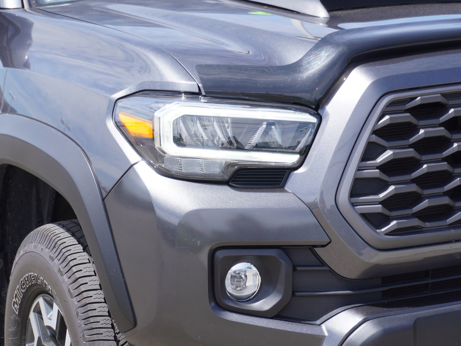 Used 2022 Toyota Tacoma TRD Off-Road w/ TRD Premium Off Road Package AWD/4WD image 2