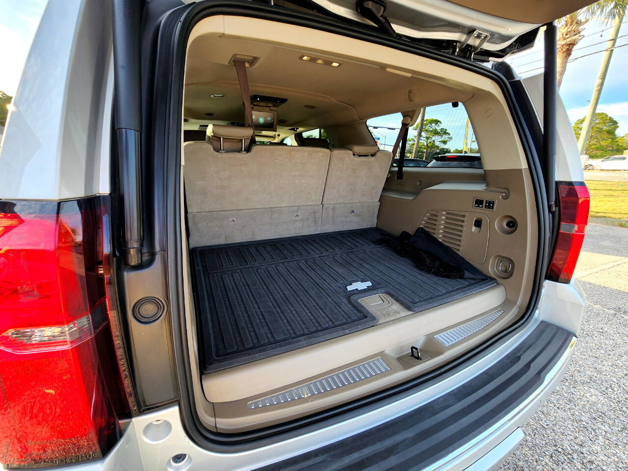 Used 2018 Chevrolet Suburban Premier image 23