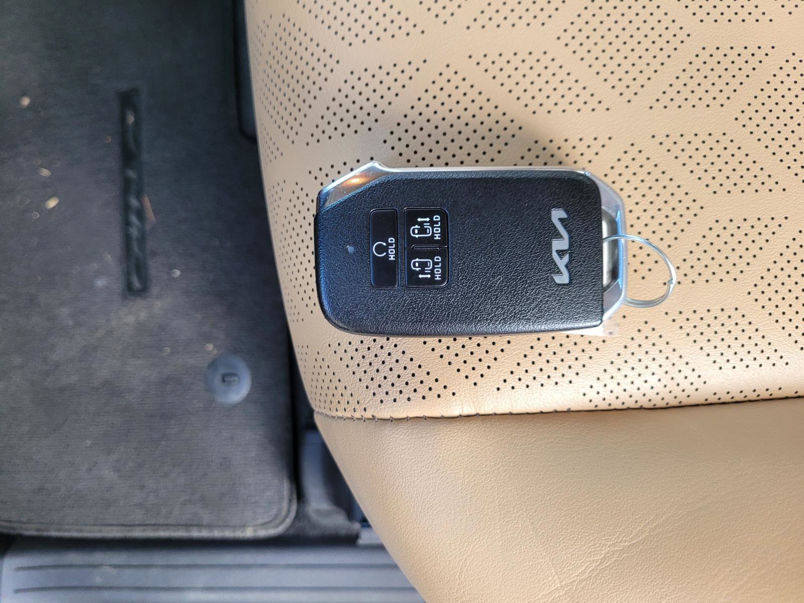 Used 2024 Kia Carnival LX image 28