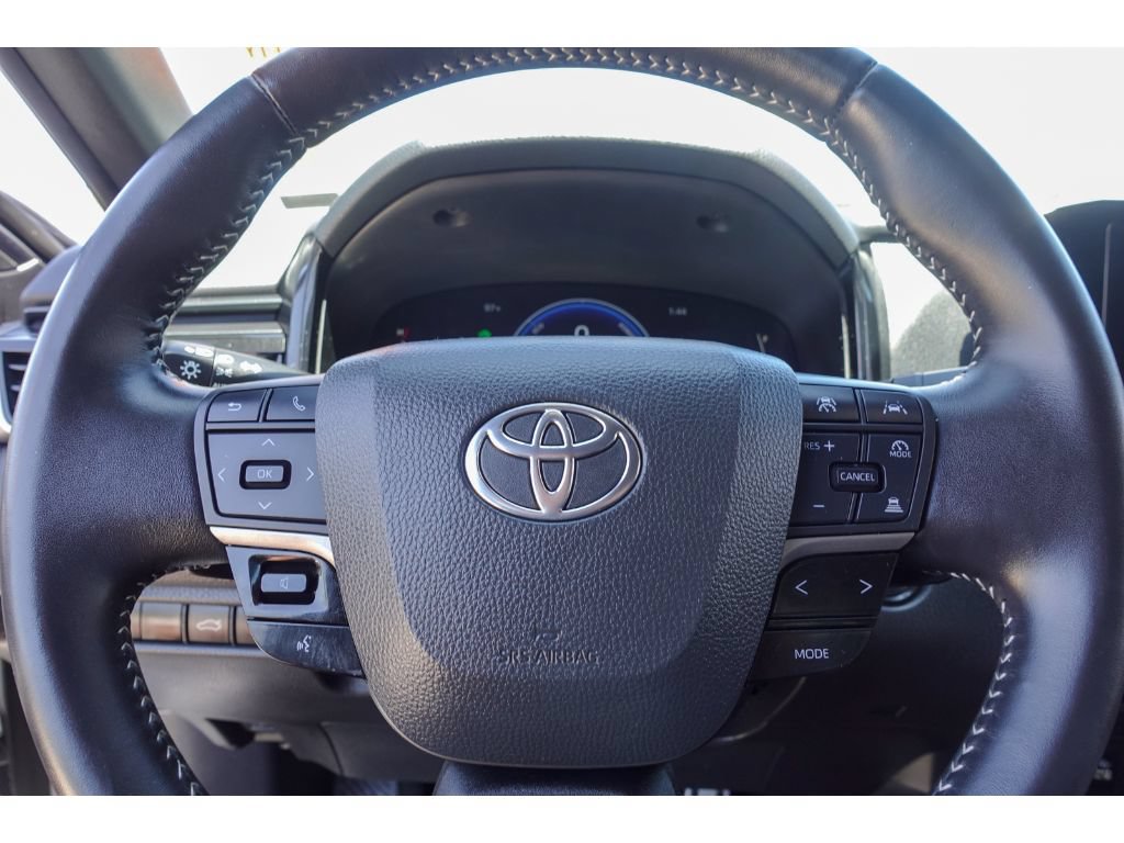 Used 2025 Toyota Camry SE FWD image 14