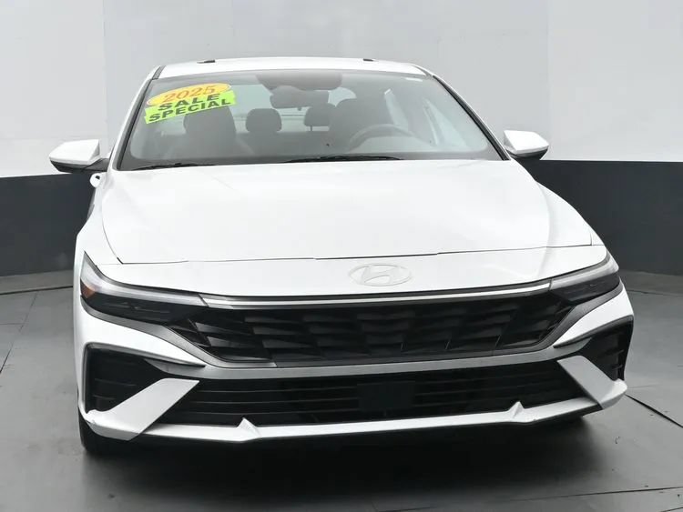 Used 2025 Hyundai Elantra SEL FWD image 5