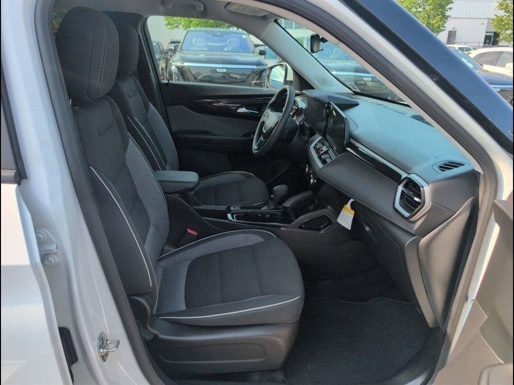 Used 2025 Chevrolet TrailBlazer LT w/ Driver Confidence Package image 26