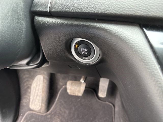 Used 2025 Chrysler Pacifica Select image 20