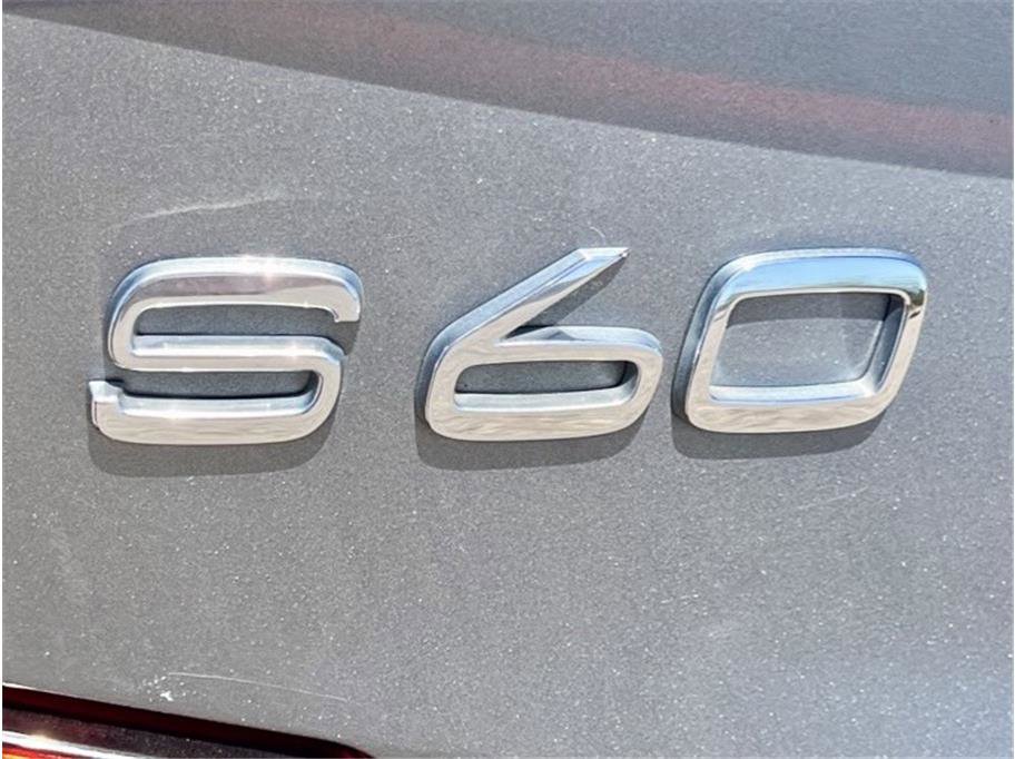 Used 2019 Volvo S60 T5 R-Design image 10