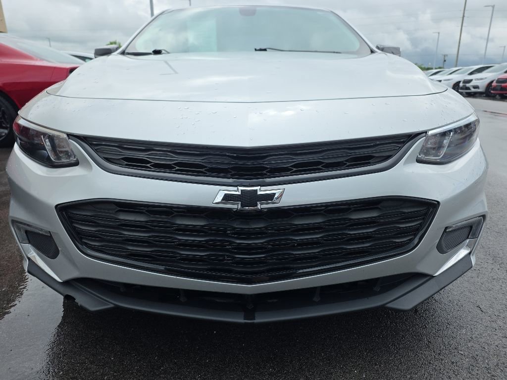 Used 2018 Chevrolet Malibu LT w/ Leather Package FWD image 2