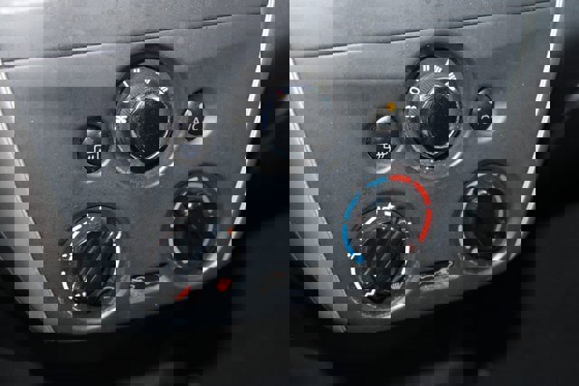 Used 2015 Nissan Versa SL image 20