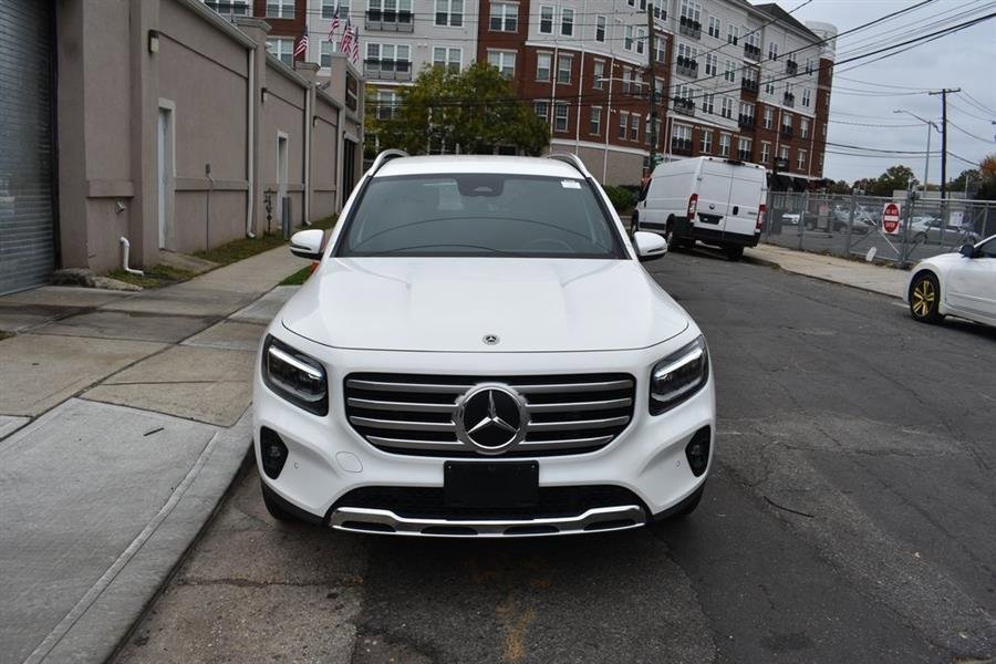 Used 2025 Mercedes-Benz GLB 250 4MATIC image 3