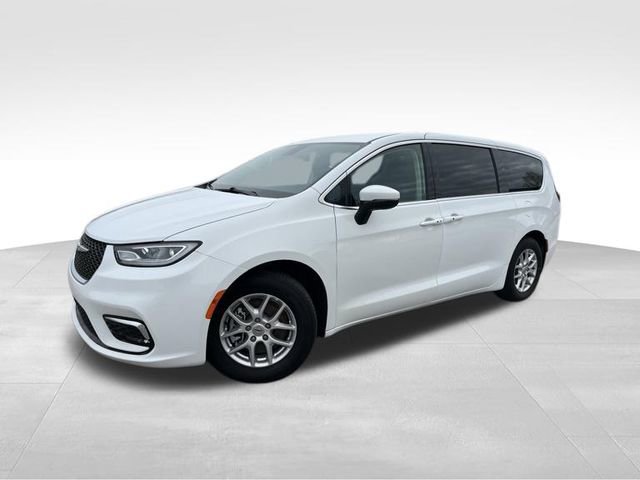 Used 2023 Chrysler Pacifica Touring-L FWD image 3