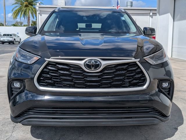 Used 2024 Toyota Highlander XLE image 2