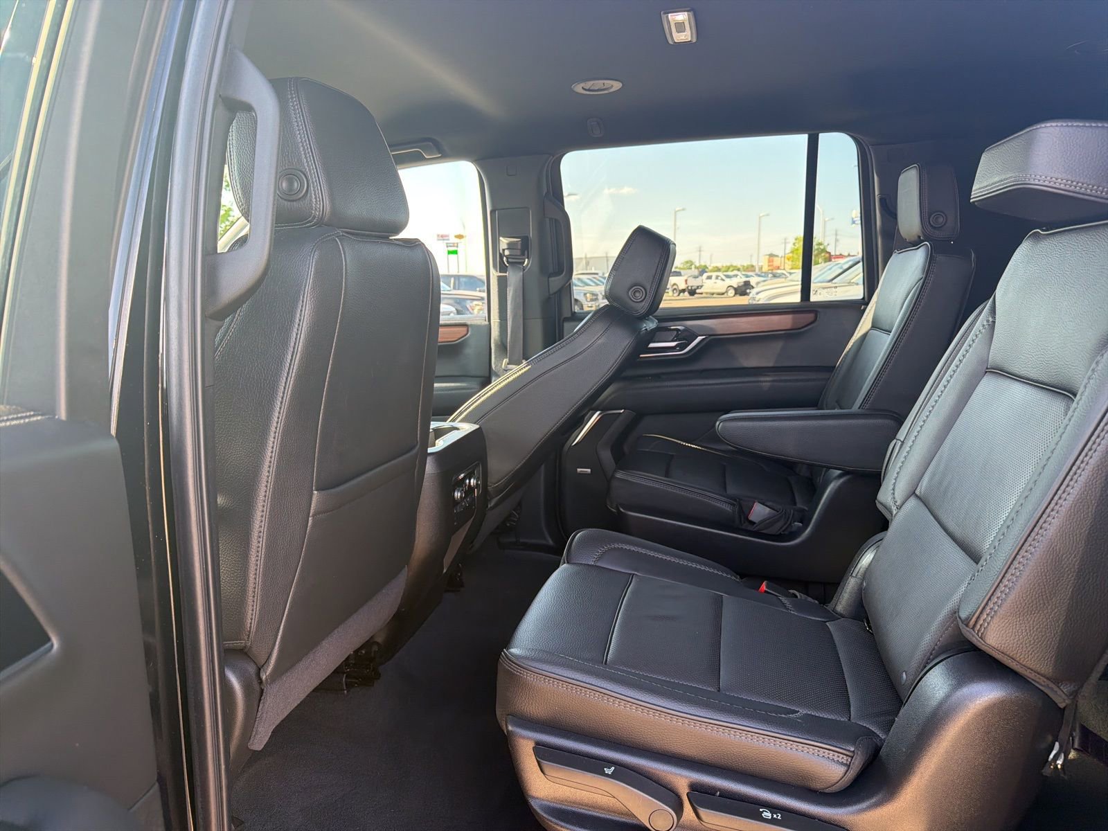 Used 2025 GMC Yukon XL Denali RWD image 23