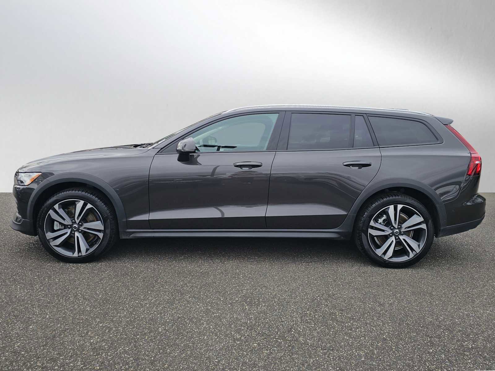 Certified 2025 Volvo V60 B5 Cross Country Plus AWD/4WD image 7