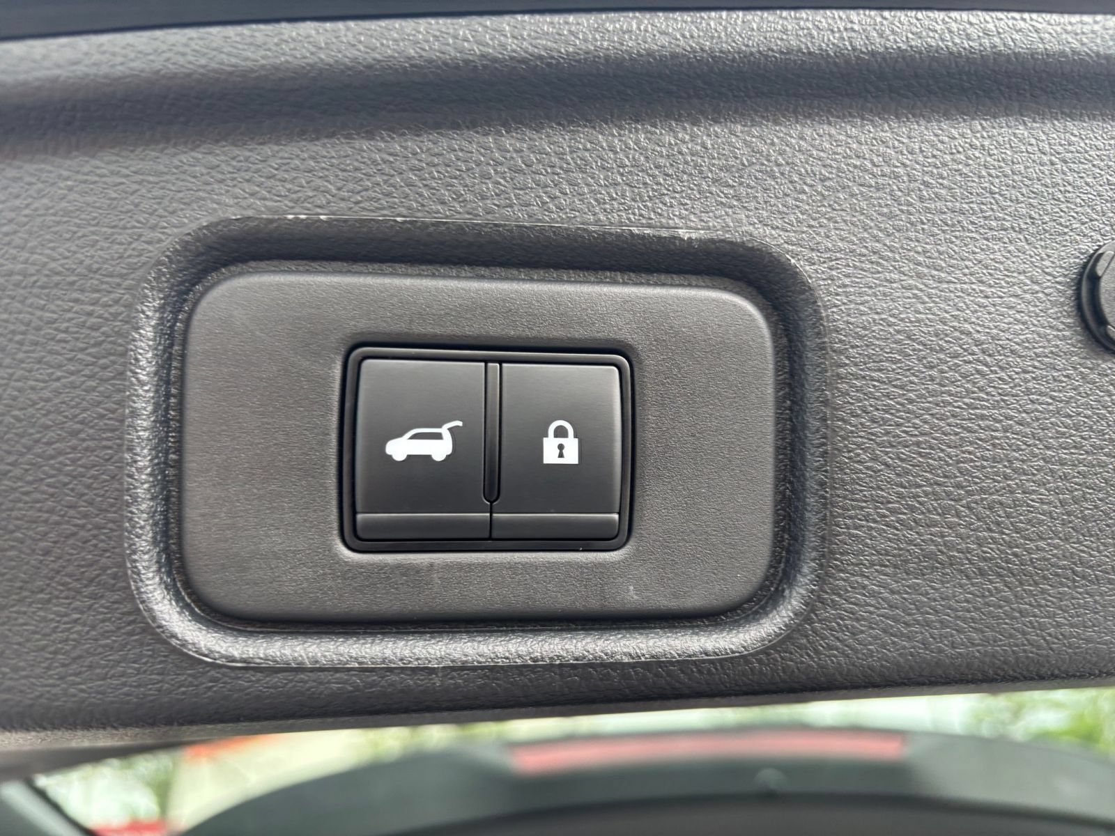 Used 2025 Nissan Pathfinder SV FWD image 17