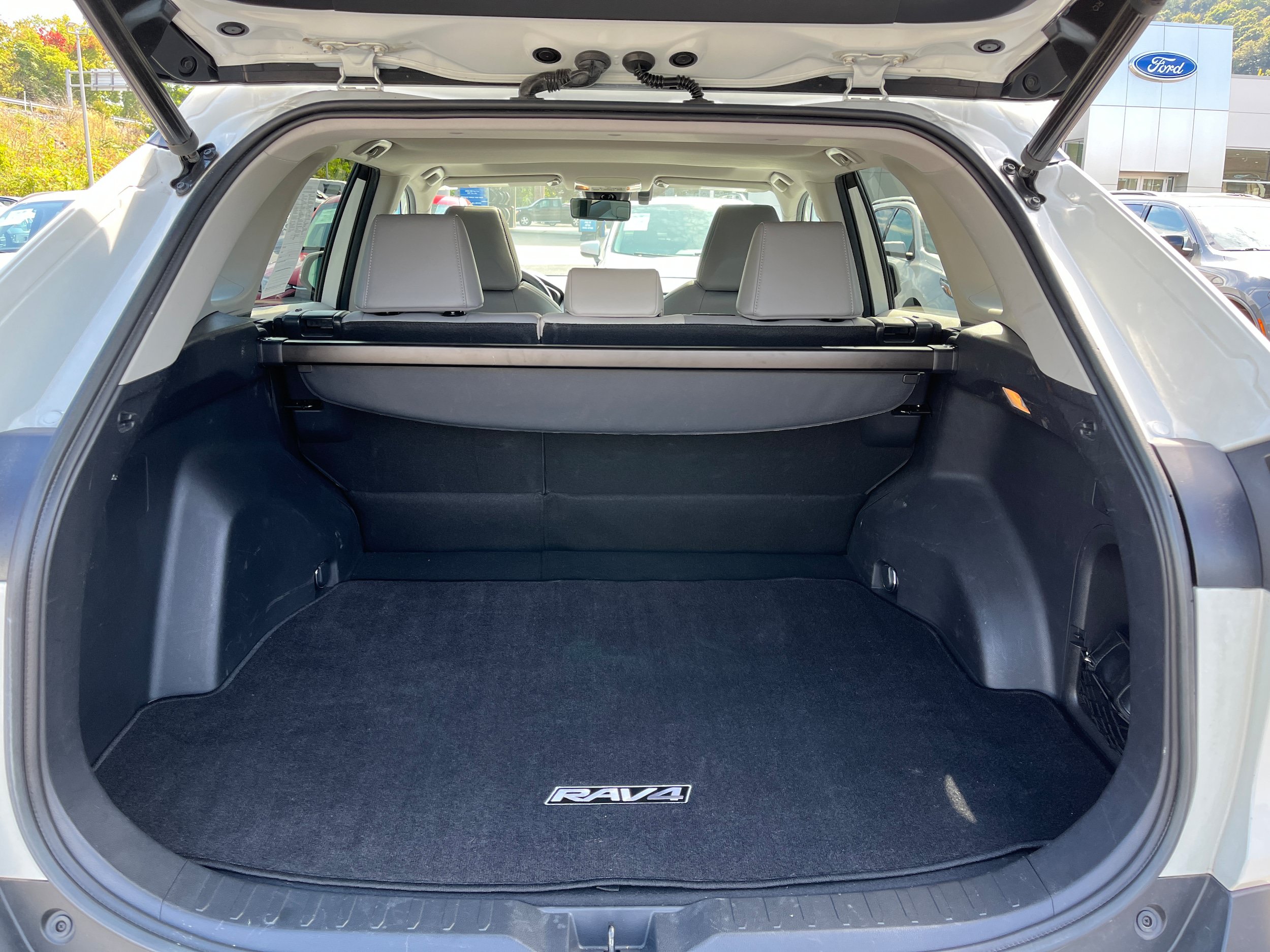 Used 2019 Toyota RAV4 Limited w/ Carpet Mat Package AWD/4WD image 12