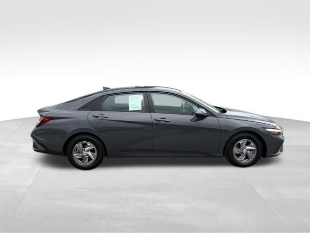 Used 2024 Hyundai Elantra SE FWD image 9