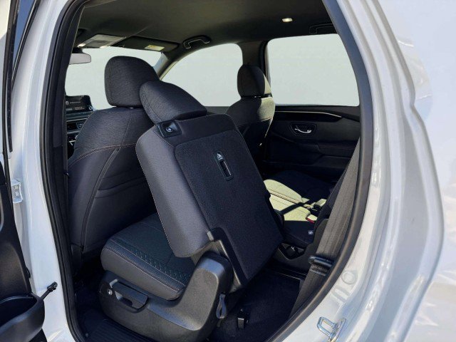 Used 2023 Honda Pilot Sport image 41