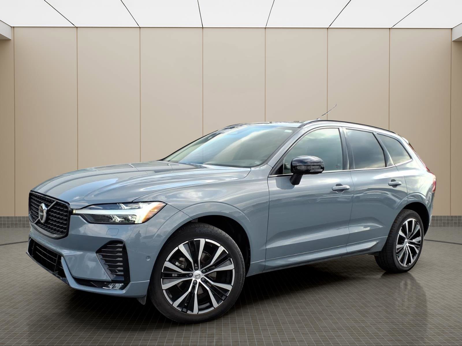 Used 2023 Volvo XC60 B5 Plus w/ Climate Package image 2