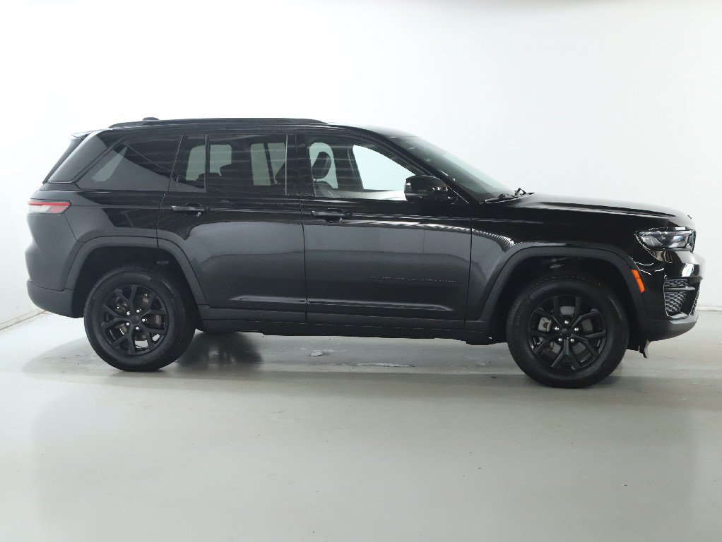 Used 2025 Jeep Grand Cherokee Altitude AWD/4WD image 11
