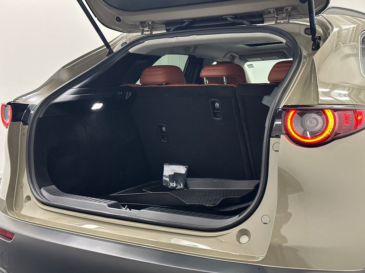 Used 2025 MAZDA CX-30 Carbon image 8