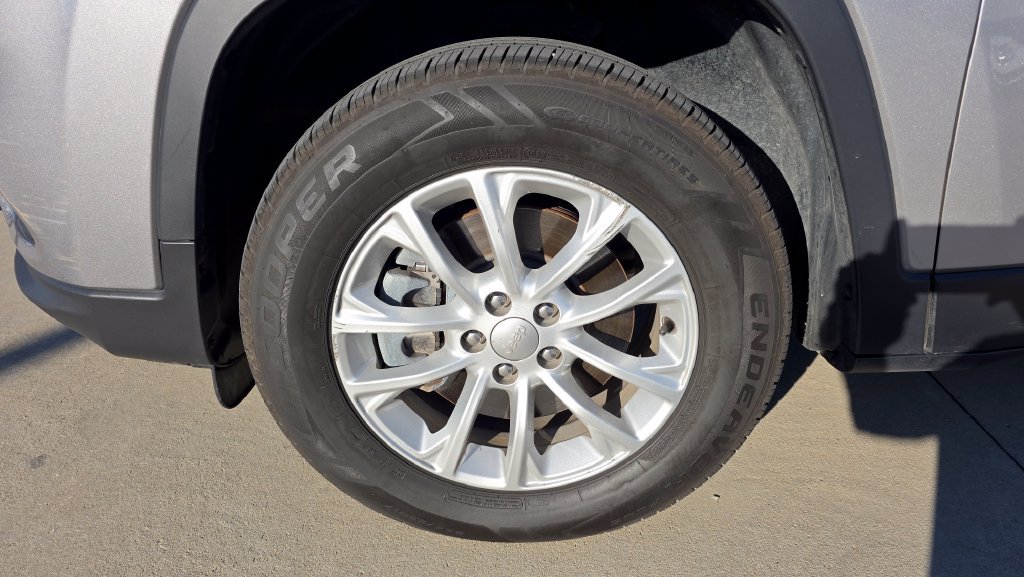 Used 2019 Jeep Cherokee Latitude w/ Cold Weather Group AWD/4WD image 10
