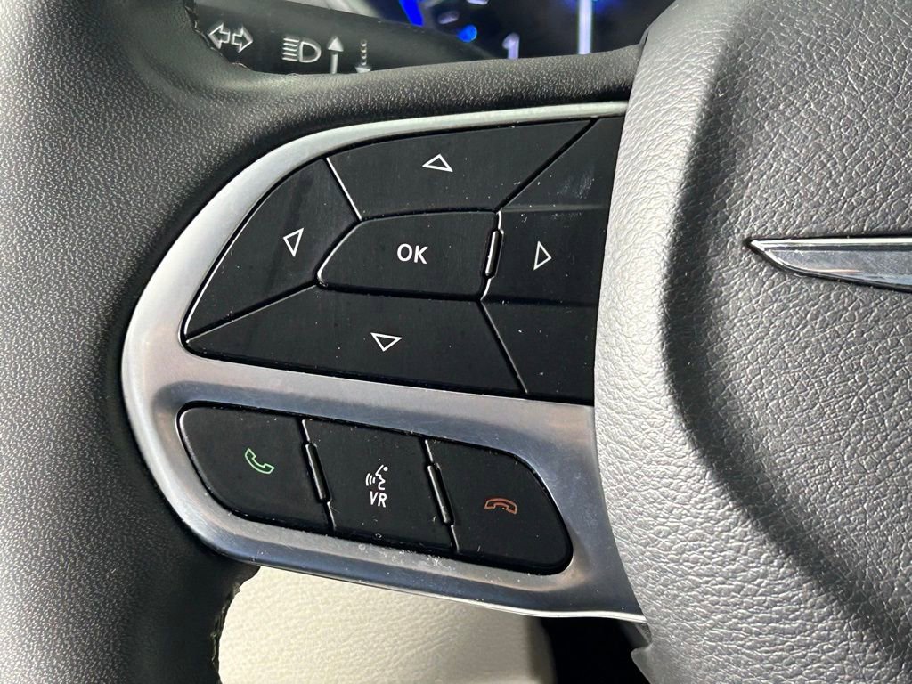 Used 2023 Chrysler Pacifica Touring-L image 27