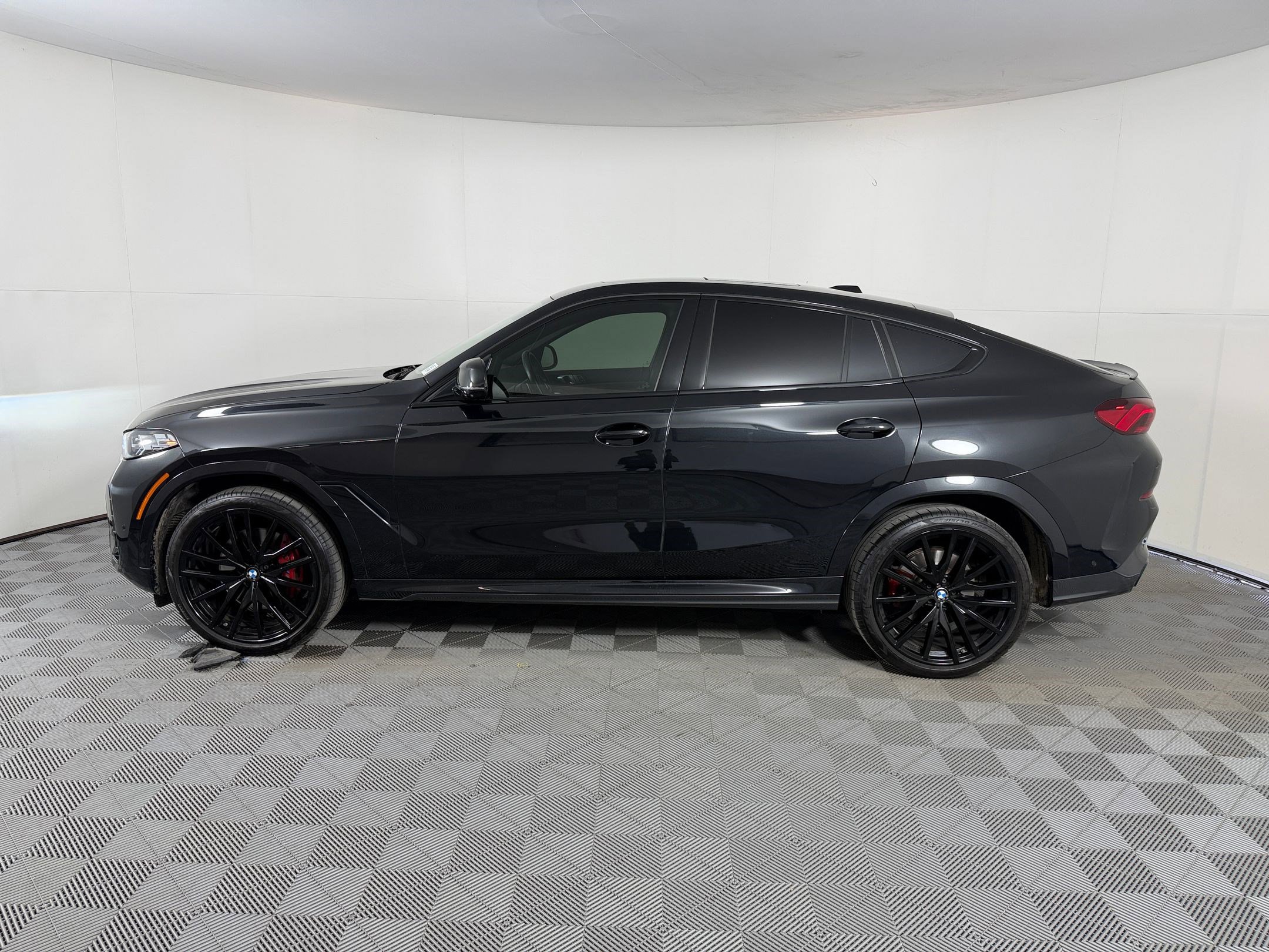 Used 2024 BMW X6 xDrive40i w/ Executive Package AWD/4WD image 2