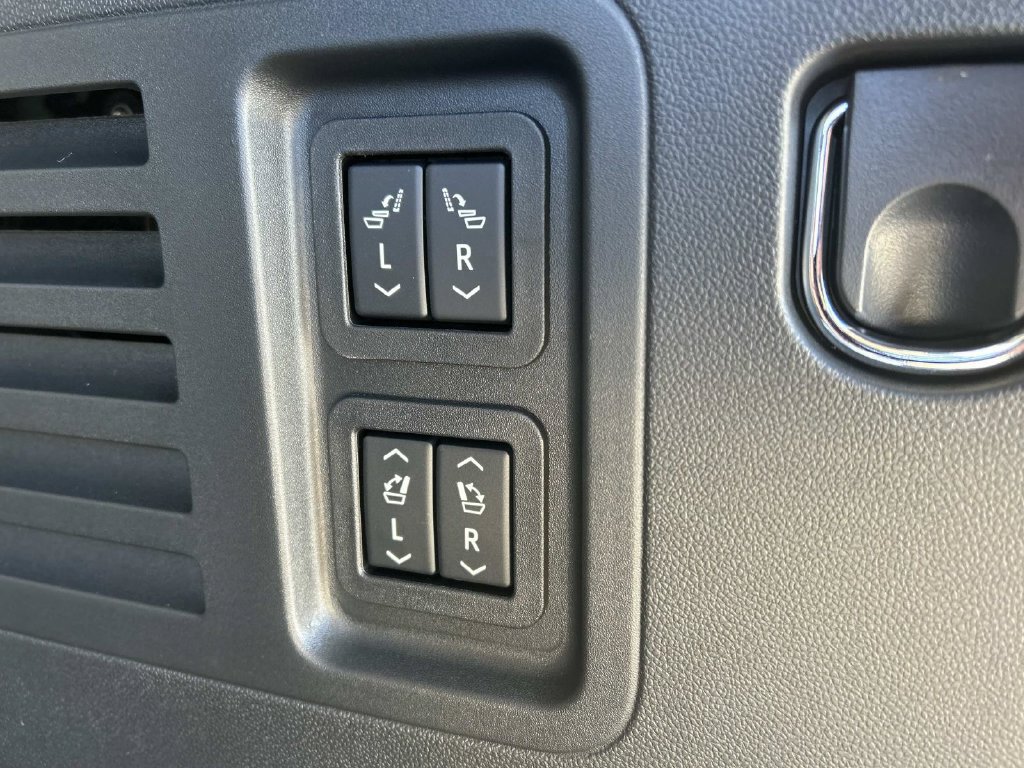 New 2027 Chevrolet Traverse RS w/ LPO, Floor Liner Package FWD image 9