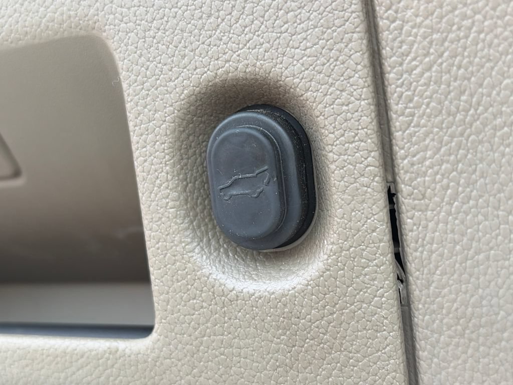 Used 2018 Chevrolet Suburban Premier AWD/4WD image 7