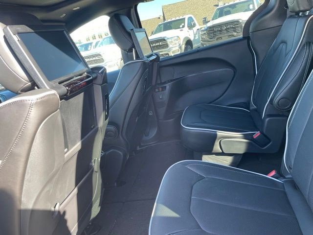 New 2026 Chrysler Pacifica Limited w/ Uconnect Theater Family Group image 10